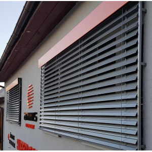 Jalousie Z90 Größe 140x260 cm in Führungen mit elektrischem Antrieb