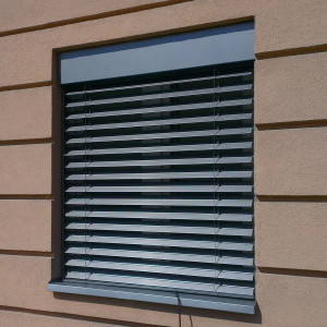 Jalousie Z90 mit elektrischem Antrieb Somfy mit Aluminiumjalousie