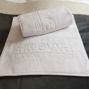 Handtücher mit Logoprägung, Größe 70x140 cm für 200 Stück