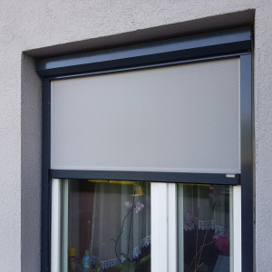 Der Außenrollladen-Bildschirm SK45, Größe 120x140 cm, elektrischer Antrieb