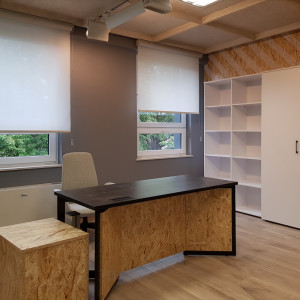 Rollo in einer Aluminiumkassette Größe 100x200 cm RM45 im Büro