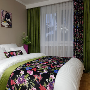 6. Musterzimmer im Hotel SKY006. Gardinen und Gardinen, Tagesdecke und Kissenbezug