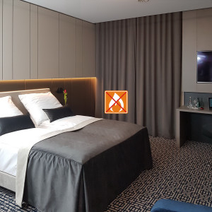 7. Musterzimmer im Hotel SKY007 - Apartment. Zugelassene Vorhänge, Tagesdecken und Kissenbezüge